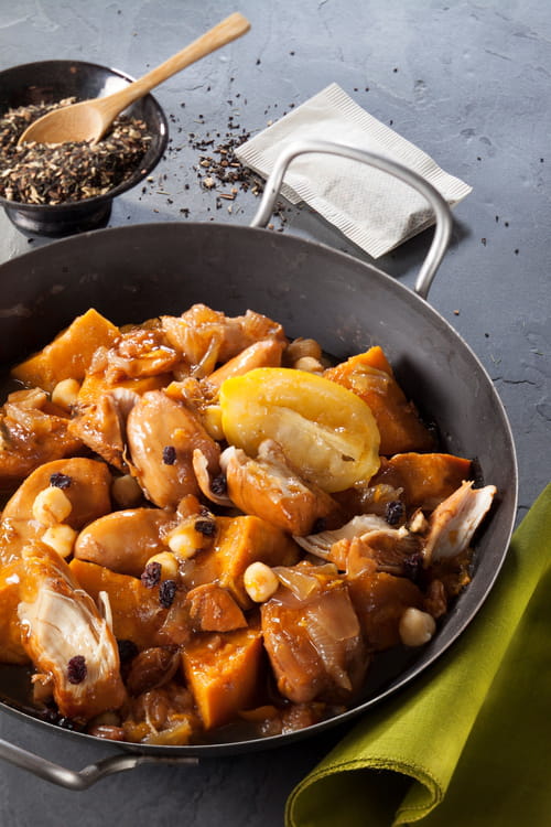 Tajine de poulet aux citrons confits, patates douces et thé Tchai aux épices