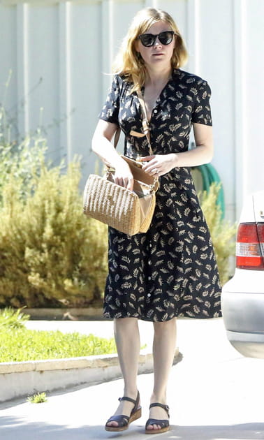 Kirsten Dunst en robe midi noire &agrave; motifs feuilles