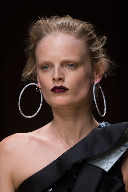 Les cr&eacute;oles XXL du d&eacute;fil&eacute; Atelier Versace