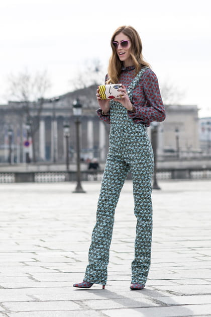 Street style &agrave; Paris : la salopette imprim&eacute;e