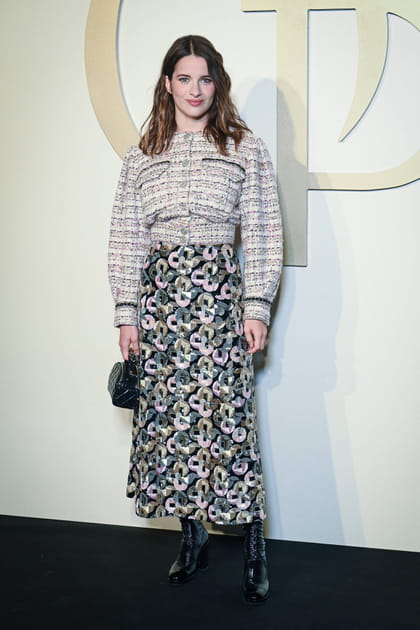 Rebecca Marder en jupe fleurie et bomber en tweed