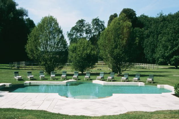 Une piscine sous les traits d'un bassin &agrave; l'ancienne