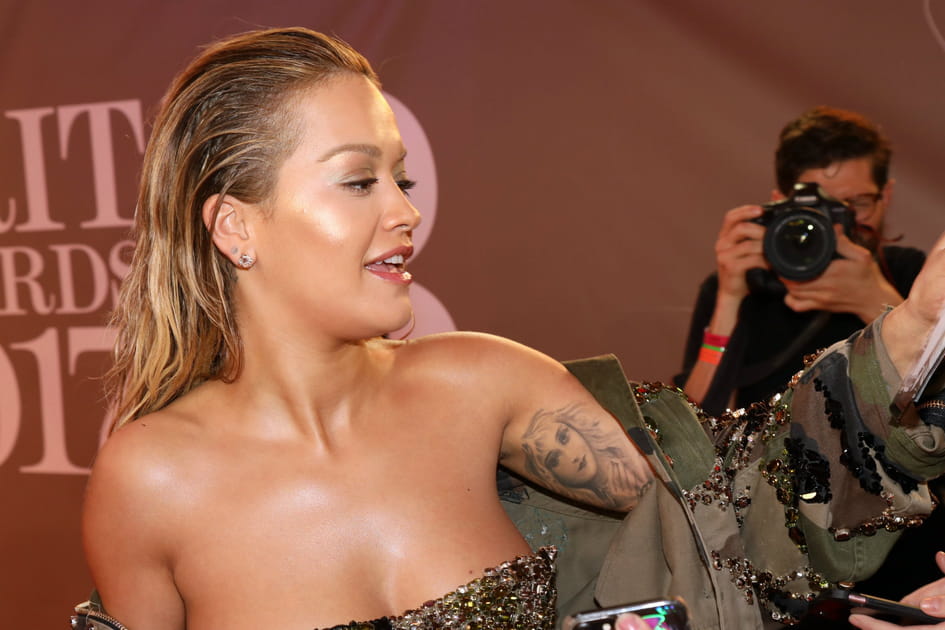 Le visage tatou&eacute; sur le bras de Rita Ora