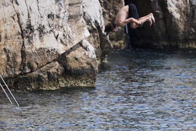 Louis Partridge se jette &agrave; l'eau pour le Festival de Cannes