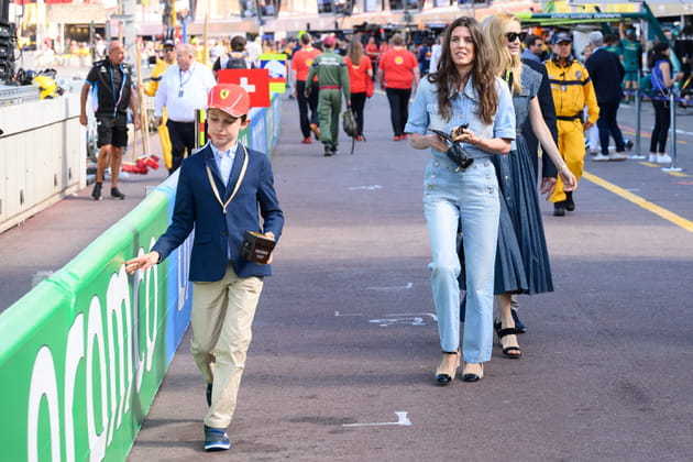 Raphaël Elmaleh très chic avec sa mère Charlotte Casiraghi à Monaco