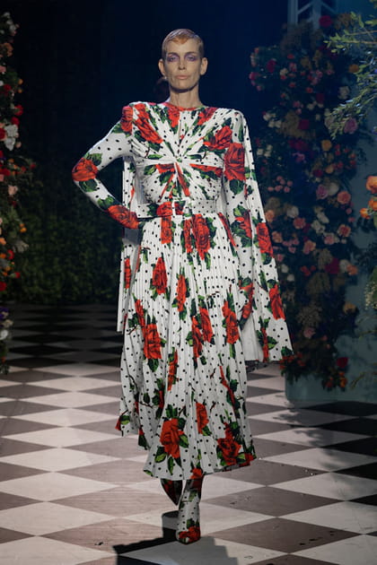 Robe &agrave; manches longues &agrave; pois et motifs fleurs aper&ccedil;ue sur le d&eacute;fil&eacute; Richard Quinn
