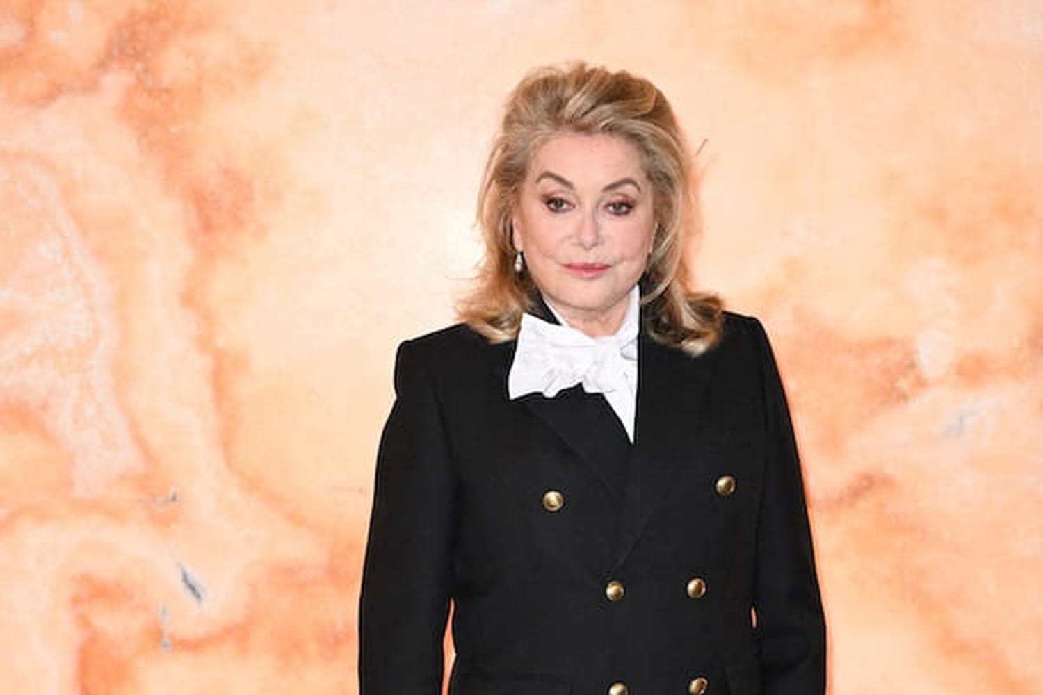 At 81, Catherine Deneuve confirms the rejuvenating power of this autumnal lipstick shade