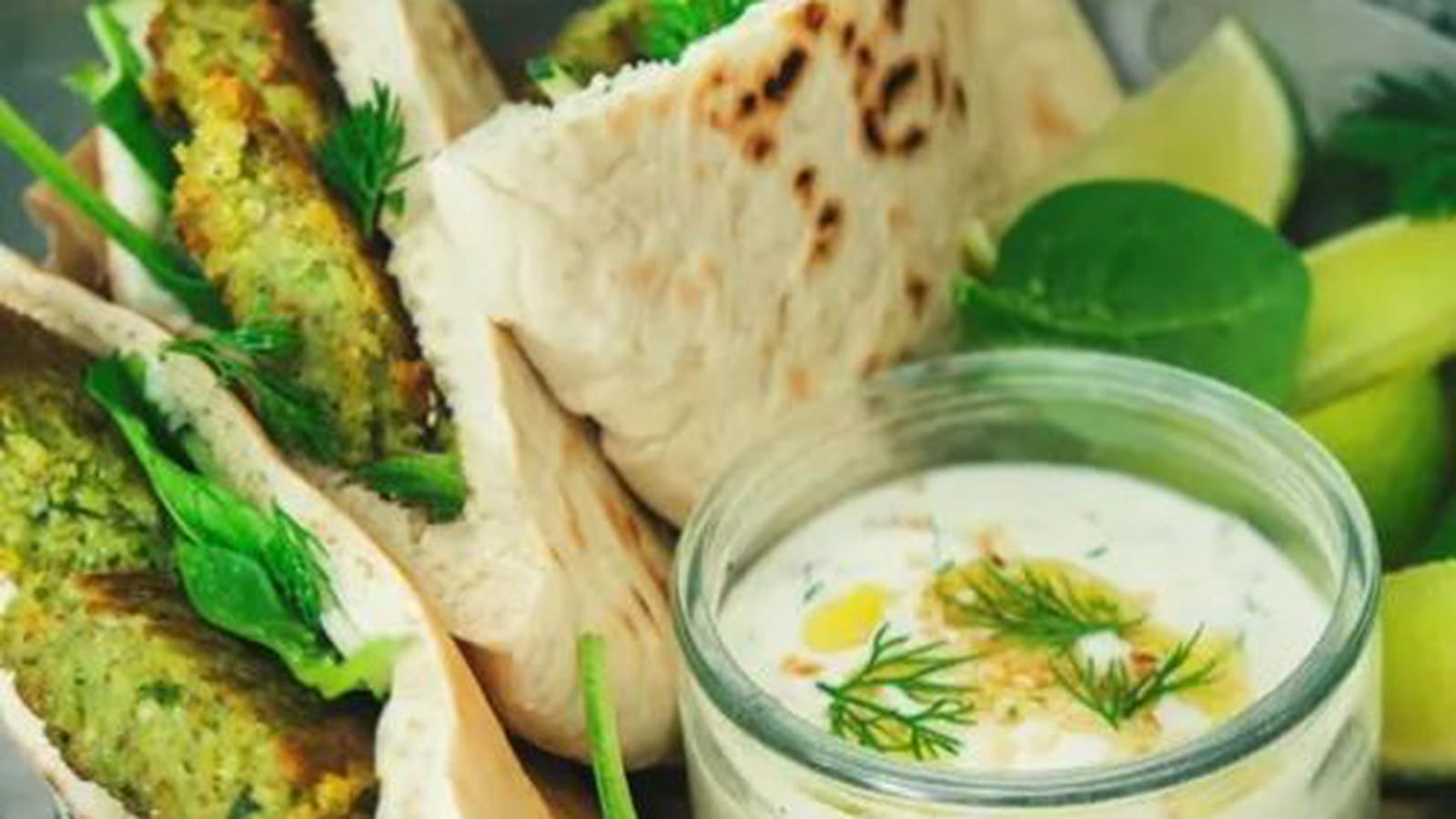 Sandwich aux falafels de quinoa et lentilles aux épinards, sauce au yaourt