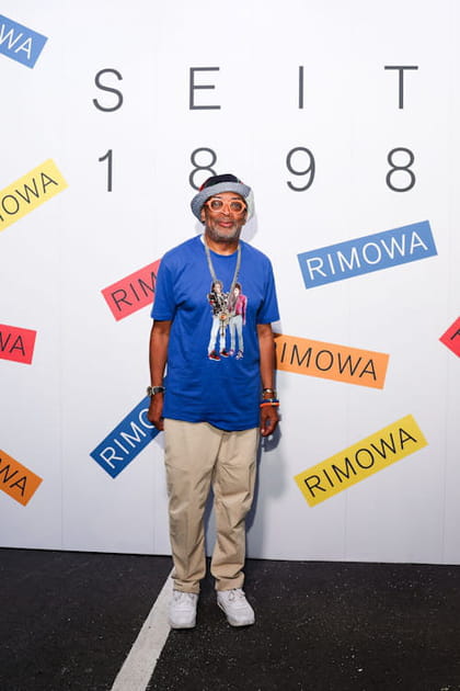 Spike Lee en T-shirt graphique bleu et pantalon beige &agrave; la soir&eacute;e Rimowa printemps-&eacute;t&eacute; 2024
