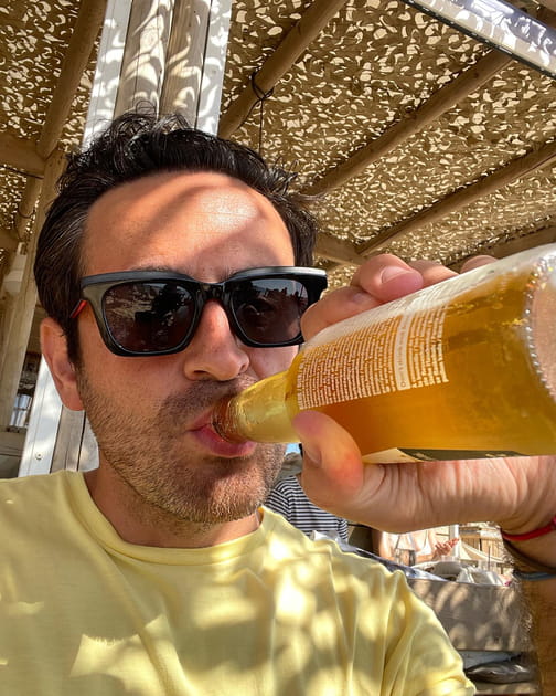 Camille Combal se fait une bi&egrave;re fra&icirc;che en vacances