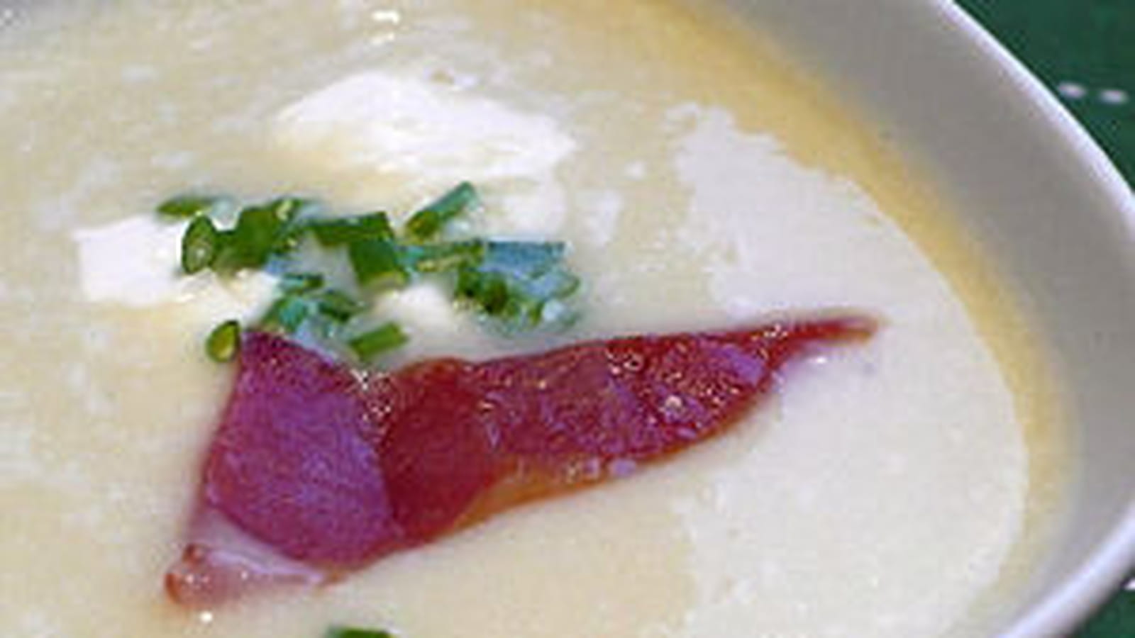 Crème d'asperges aux lanières de jambon cru
