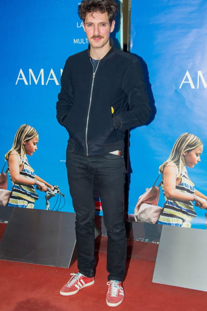 Vincent Lacoste en jean et bomber bleu marine