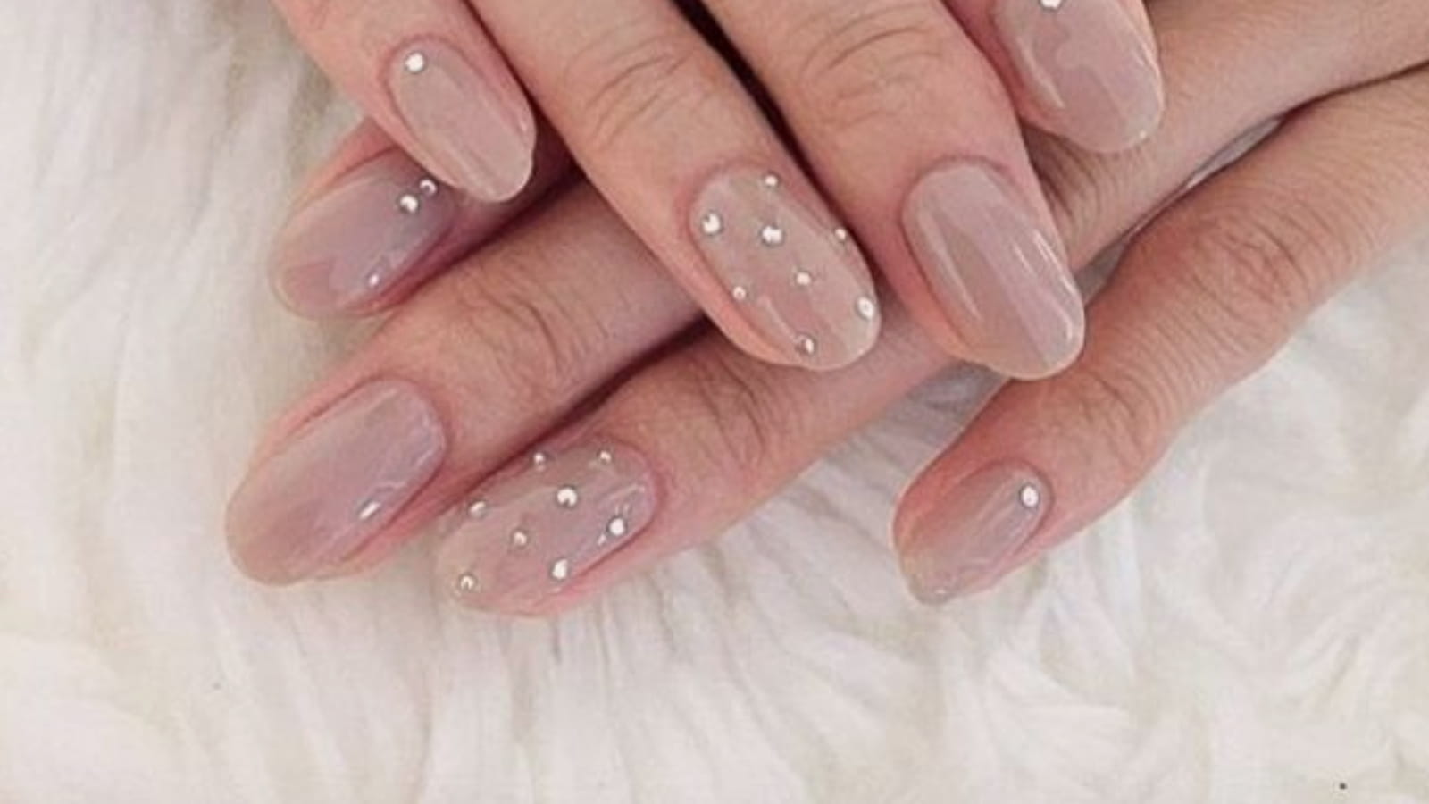 Des ongles nude avec des strass