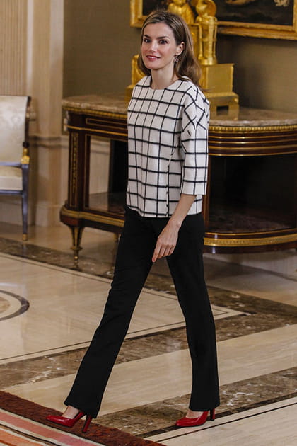 Letizia d'Espagne en blouse à carreaux et pantalon noir