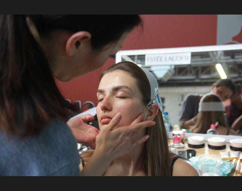 D&eacute;fil&eacute; Anthony Vaccarello&nbsp;: la pr&eacute;paration de la peau