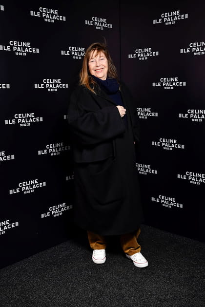 Jane Birkin en manteau noir oversize et pantalon en velours c&ocirc;tel&eacute; Celine