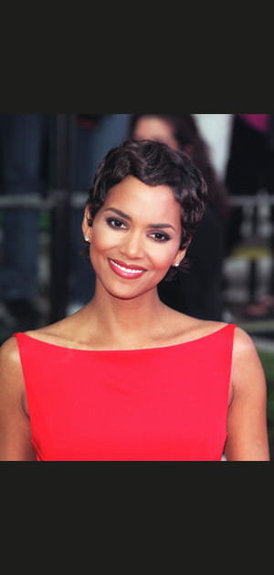 Les looks coiffure d'Halle Berry&nbsp;: le court crant&eacute;