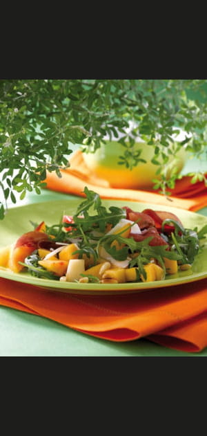 Salade de roquette aux p&ecirc;ches, bressaola et provolone