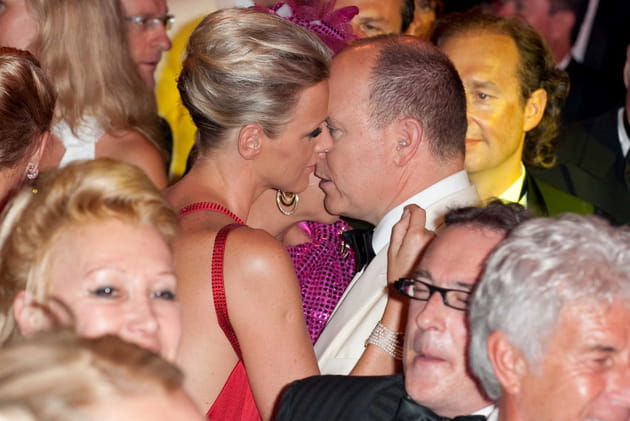 Moment intime entre Charl&egrave;ne de Monaco et le prince Albert II