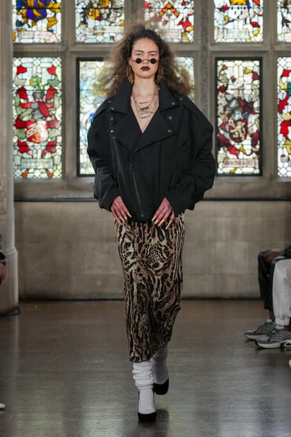 Veste oversize et jupe imprim&eacute;e l&eacute;opard aper&ccedil;ues sur le d&eacute;fil&eacute; Edward Crutchley