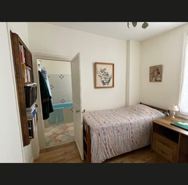 Avant&nbsp;: une chambre dans le passage vers la salle de bains
