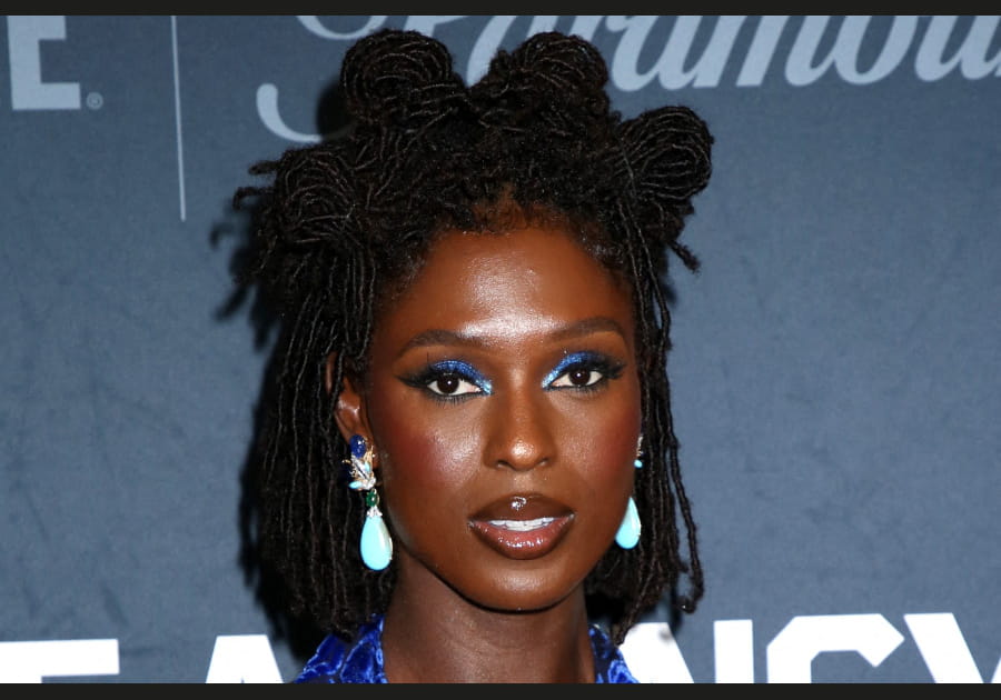 Les paupi&egrave;res bleu &eacute;lectrique de Jodie Turner Smith