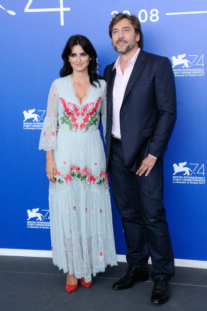 Pen&eacute;lope Cruz en longue robe fluide pastel &agrave; broderies