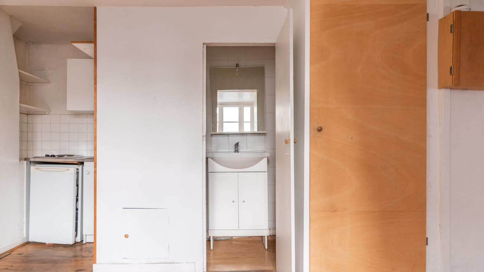 Cuisine et salle d'eau avant