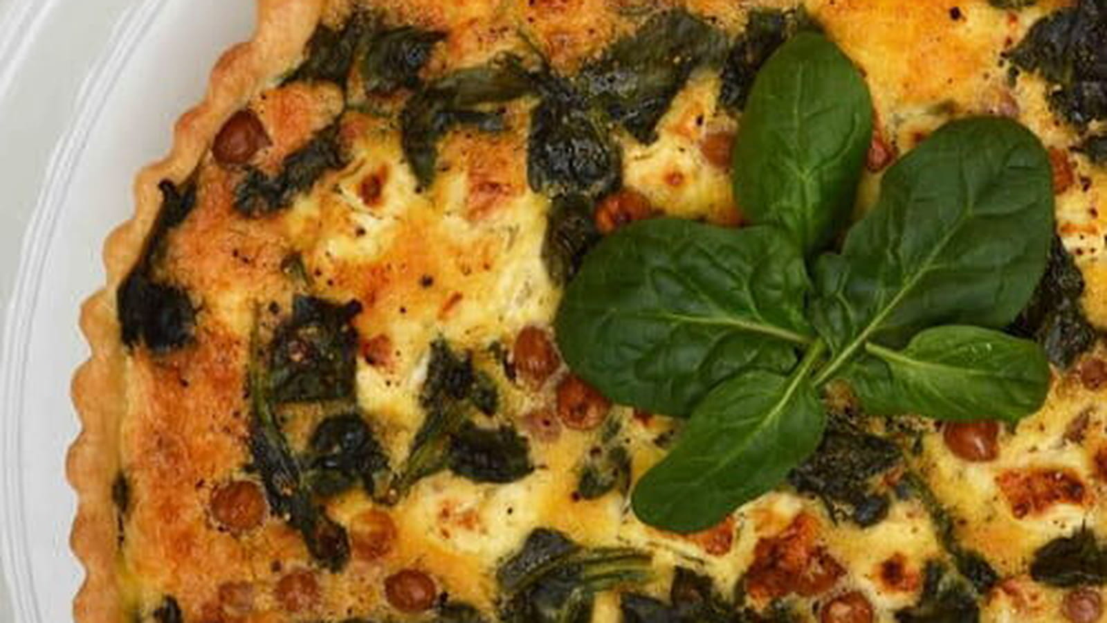 Quiche aux épinards, pois chiches et feta, épicée au curry