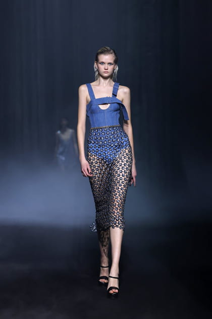 Top en denim et jupe transparente aper&ccedil;us sur le d&eacute;fil&eacute; Georges Hobeika