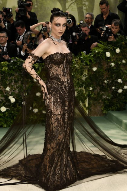 Oeil charbonneux et dentelle d&eacute;vor&eacute;e, Emma Chamberlain relance la mode gothique