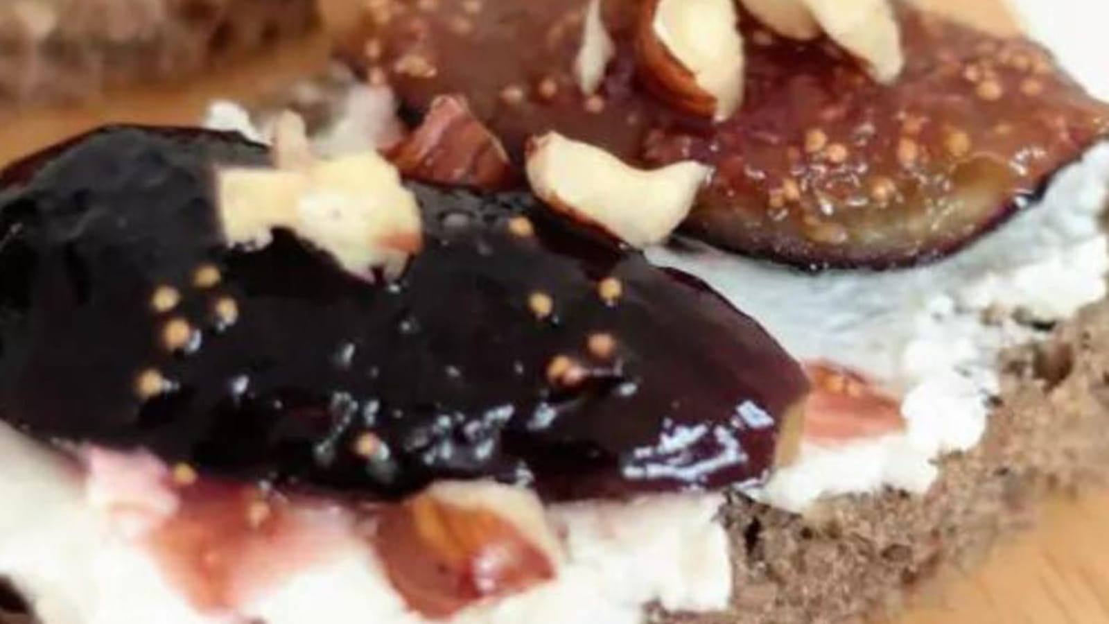 Tartines de chèvre frais, figues et miel
