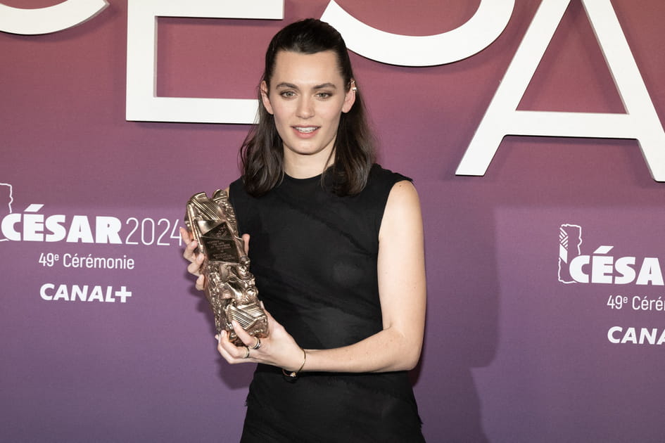 La demi queue-de-cheval d'Ella Rumpf