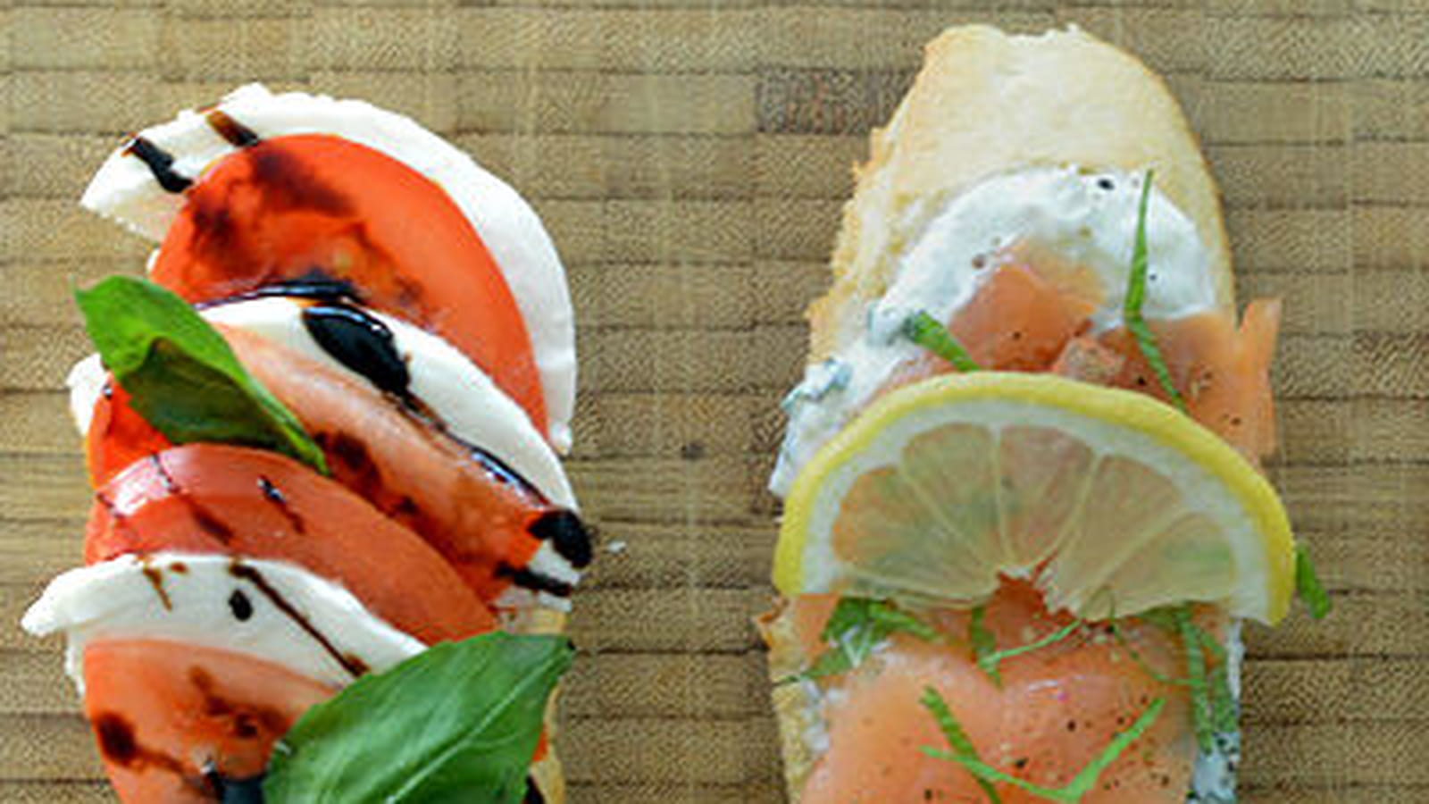 Trio de tapas : tartine aux anchois marinés, au saumon et fromage blanc, à la tomate et mozzarella