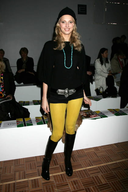 Frédérique Bel en blouse noire et micro short