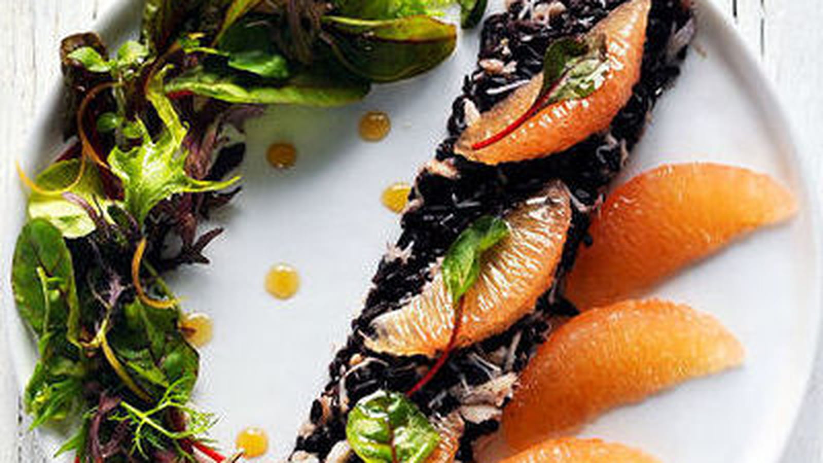 Salade de crabe et riz noir au pamplemousse
