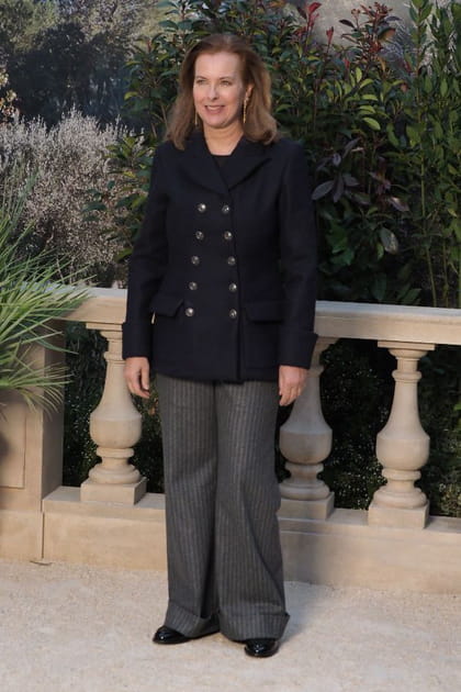 Carole Bouquet en pantalon à rayures tennis et veste à double boutonnage