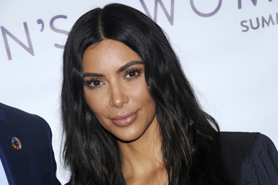 Kim Kardashian illumine son visage avec un contouring