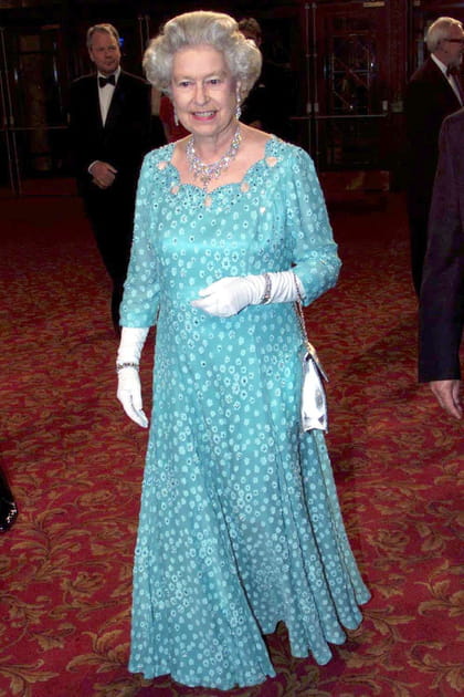 La reine Elizabeth II en robe ajourée imprimée