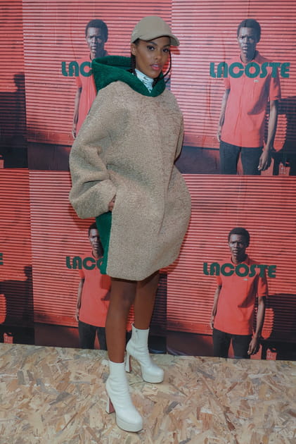 Tina Kunakey en robe hoodie Lacoste