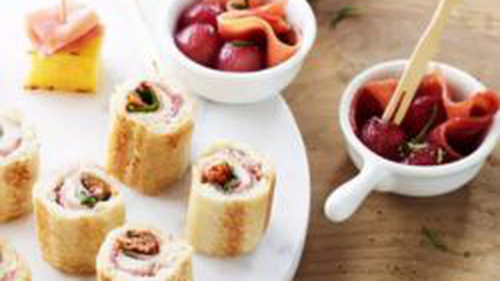 Cassolettes de jambon et poire, Polenta au jambon sec, Rouleaux de pain de mie et jambon