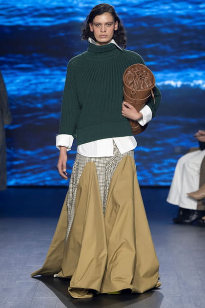 Pull en maille &agrave; col roul&eacute; et jupe longue beige &agrave; motif tartan aper&ccedil;us sur le d&eacute;fil&eacute; S.S. Daley