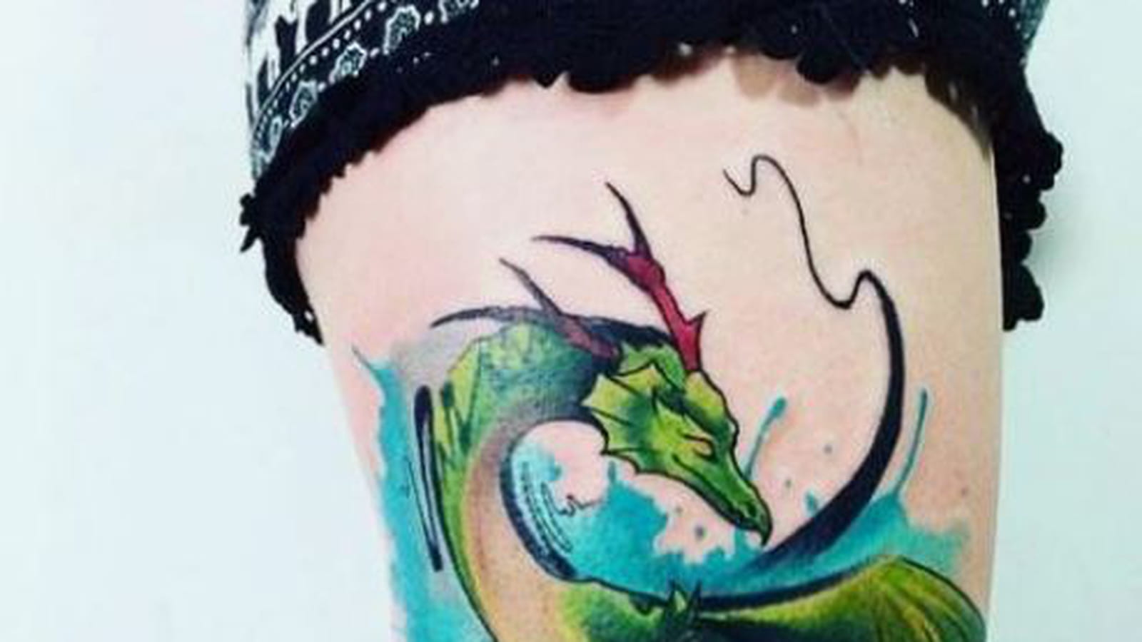 Dragon vert sur la cuisse