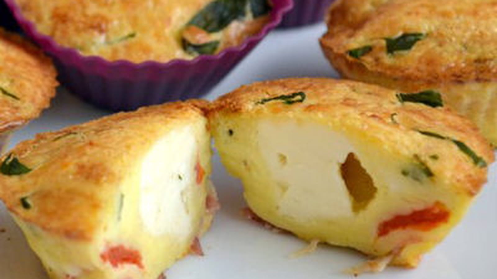 Mini quiches à la pancetta, tomate, basilic et Babybel