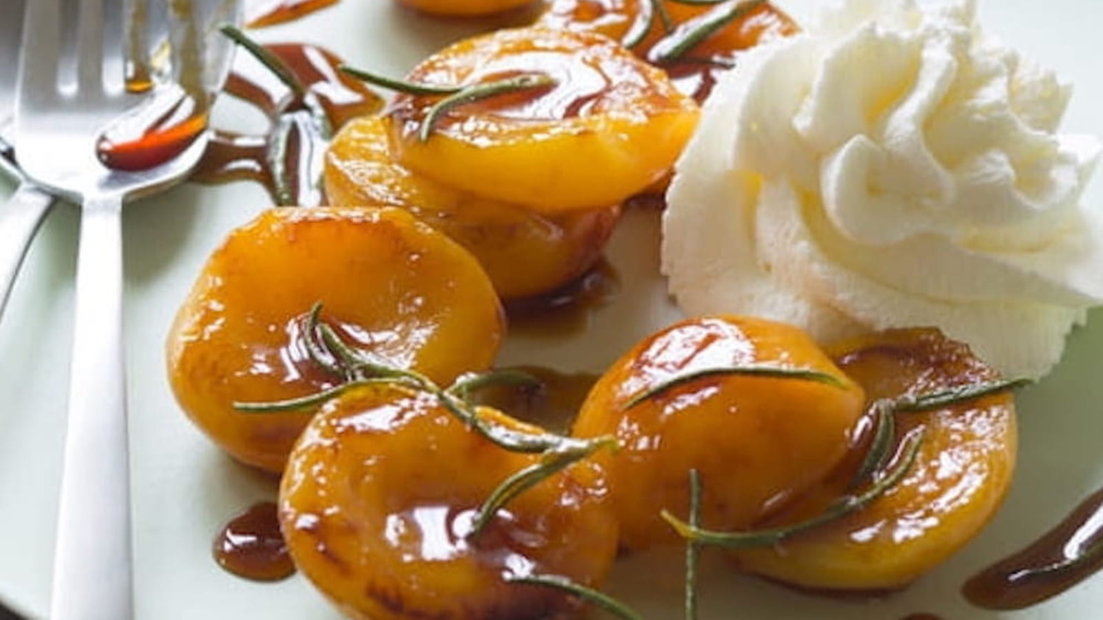 Abricots rôtis et chantilly reblochon