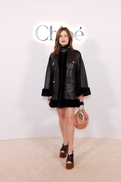 Georgia May Jagger en veste en cuir et robe courte noire