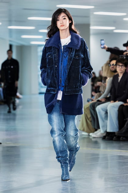 Veste bleue et jean d&eacute;lav&eacute;&nbsp;aper&ccedil;us sur le d&eacute;fil&eacute; Mark Fast