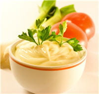 la mayonnaise allégée bénéficie du xanthane qui lie l'huile à l'eau.