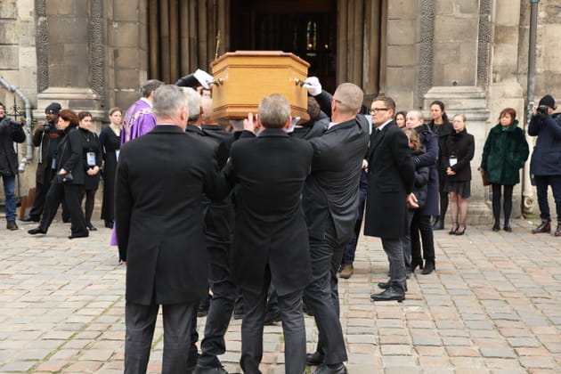 Le cercueil de Philippe Tesson est transporté en l'église Saint-Germain-des-Près
