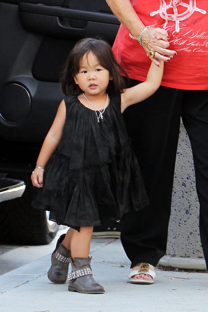 Joy Hallyday craquante petite fille en bottes de rockeuse, en 2010